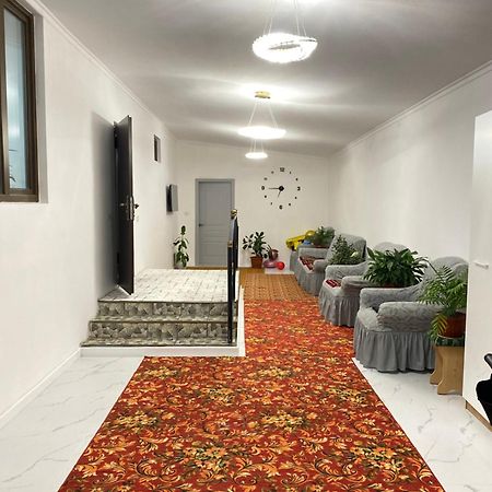 Guest House Glover Karakol Bagian luar foto